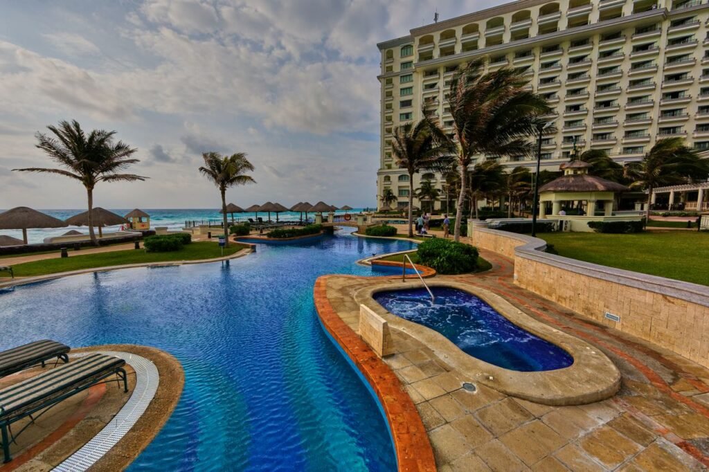 CANCÚN TODO INCLUIDO Idyllic tropical luxury resort with ocean views and pool in Cancun, Mexico.